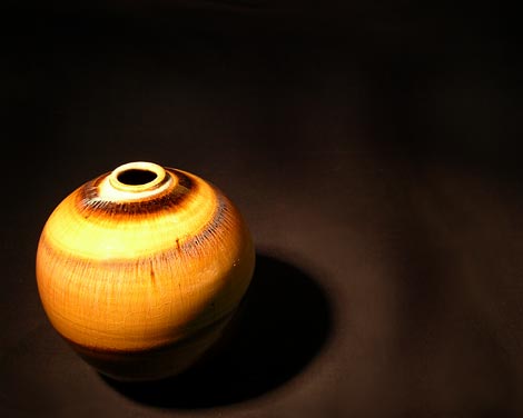 Spectacular Natural Design Formations on Ceramic Pot